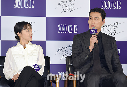 Actor Jung Woo-sung (right) said he first acted with Jeon Do-yeon at a production report on the movie Beasts Wanting to Hold a Jeep held at Megabox in Seongsu-dong, Seoul on the morning of the 13th.