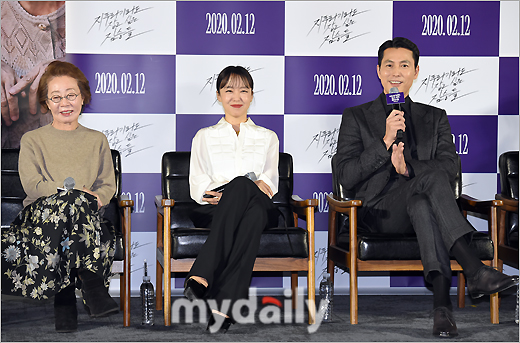Actor Youn Yuh-jung, Jeon Do-yeon and Jung Woo-sung (left) attended a production report on the film The Animals Who Want to Hold a Jeep at Seoul Seongsu-dong Megabox on the morning of the 13th.