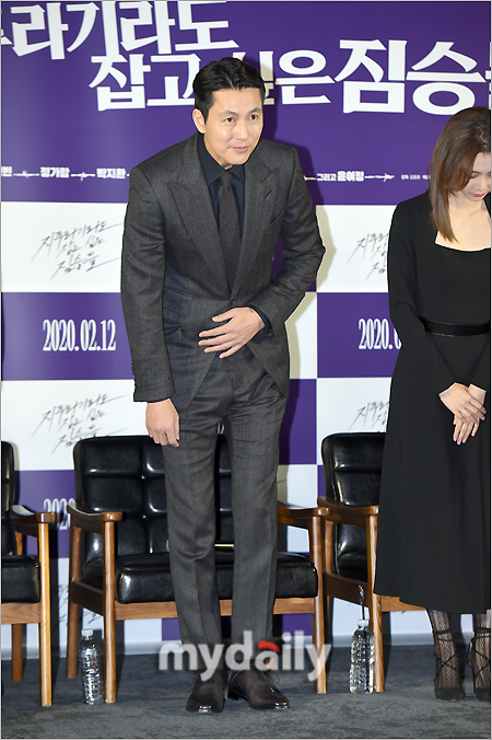 Actor Jung Woo-sung attended the report on the production of the movie Beasts Wanting to Hold a straw at Megabox in Seongsu-dong, Seoul on the morning of the 13th.