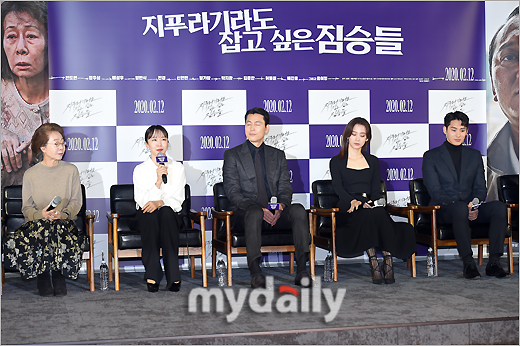 The movie The Animals Who Want to Hold the Jeep attracted the expectation of the preliminary audience with the previous meeting of Chungmuro ​​CEO Actors such as Youn Yuh-jung, Jeon Do-yeon and Jung Woo-sung.On the morning of the 13th, a report on the production of the movie The Animals Who Want to Hold the Jeep (hereinafter referred to as Zipuragi) was held at Megabox Seongsu in Seongdong-gu, Seoul.Director Kim Yong-hoon and actors Actor Jeon Do-yeon, Jung Woo-sung, Youn Yuh-jung, Shin Hyun-bin and Jungaram attended.The beasts who want to catch even the straw is a film about the crime of ordinary humans who plan the worst of the worst to take the last chance of life, the money bag.Based on the same novel by Japanese writer Sonne Kasuke, BI Entertainment, which has been presenting unique color genres such as The Chronicles of Evil, Crime City and The Devil War, was produced.Eight Actors, including Jeon Do-yeon, Jung Woo-sung, Bae Seong-woo, Youn Yuh-jung, Jung Man-sik, Jin Kyeong, Shin Hyun-bin, and Jeongaram, appear in front of the money, with the intense and witty appearance of humans that no one can believe and unfold unpredictable Kahaani.Director Kim Yong-hoon made his first commercial film debut with this work. The unique structure of the original novel is only allowed in the novel, so how to change it cinematically was the key.I worked on rebuilding the skeleton, he said. I tried to make a normal and common sense of character. Zippuragi is a movie that develops like a baton touch, not a person, and it will be more interesting if you watch it for the fun of watching the 400m relay.Its an ensemble of actors, a work with a different kind of fun, he said.Jeon Do-yeon is Michelle Chen Character, heralding the most powerful character in the history of decomposing filmography.Michelle Chen is a person who wants to erase the past and live a new life.Jeon Do-yeon completed his three-dimensional role with a wide range of Acting, from a calm, pure face to a charisma that overpowers his opponent with one eye.Michelle Chen, who knows Taeyoung (Jung Woo-sung), loveably, Michelle Chen, who he does not know, has focused on expressing it differently, said Jeon Do-yeon, who said, Michelle Chen was trying to make the most of the power and naturally act on the Sen CharacterYi Gi.Jung Woo-sung plays the role of Taeyoung in the play, and erupts the salty from the realism, revealing the human charm.Taeyoung is a character who prepares for the last one because of the debt left by his missing old lover.Jung Woo-sung expressed the ironic situation in the process of developing a tense story with Wit.It is expected to add to the fun of the drama by showing various aspects from the charm of reversal to the human charm that reveals indecisive and desperate appearance in front of the opportunity of life.Jung Woo-sung said, While there are many movies that throw a big theme, Zipura was a work that shows how desperate human beings are in front of material.It is a puppy that is buried when I am a dog, and I am mistaken that I can control everything.He is a human being who can not do bad things, but he has soaked his feet, and he is like a person who is mistaken for being able to get perfect revenge on Michelle Chen He also showed off his affection for Jeon Do-yeon  Zipuragi decided to appear in Yi Gi, also an opportunity to be with Jeon Do-yeonMany people think we would have done the work, but it was the first time.I also thought why I could not do it, and I thought it would be fun to breathe together. He said, It was a short but fun work. Jeon Do-yeon also commented on his first breath with Jung Woo-sung: It was very embarrassing, it took me time to adapt, it was so disappointing to end up adapting.I thought I wanted to play with Jung Woo-sung for a long time. Youn Yuh-jung played the role of mother Soonja of Bae Seong-woo in this work.Sunja has let go of his memory in the reality he wants to ignore, but at the crucial moment he wants to keep what he wants.Youn Yuh-jung released the behind-the-scenes Kahaani, making the scene atmosphere a pleasant laughing sea.Jeon Do-yeon came out because he wanted to do it, he said. Jeon Do-yeon contacted me directly, so I thought it was a big and important role, but it does not come out much.I hate movies that are old and bloody, but zhipura is different.Jeon Do-yeon said, The Soonja Character is a role that is so reversed that I can not think of it unless it is Youn Yuh-jung teacher.Shin Hyun-bin Acts Housewife Miran Character, whose home collapsed and fell into a swamp of misfortune in a moment of error - a stock investment failure.She delicately unravelled the feelings of Miran struggling to catch dangerous opportunities.Jung Gar-ram was an unsettling but sharp character who took charge of the illegal alien Jin-tae Character who blindly ran for what he wanted.Jin-tae is caught up in the Miran and unexpected events that he accidentally learned in the swamp of misfortune.In particular, he challenged the transformation of the past class from weight loss to hair bleaching and dialect Acting to complete the raw character.I did not see all the Acting Genius seniors gathered, so at first I felt burdened and felt the weight of doing well.I was nervous enough to shake my hands when I read the first script, he said. I did, but I decided to play in my arms after meeting my seniors.I felt really great when I saw the serious immersion from the time I got dressed up. I was shocked. Here, Bae Seong-woo and Jin Kyeong re-breath as a couple in 10 years after the 2010 play Closer.Bae Seong-woo is a night sauna part-time job that plays a role as the most difficult family to make a living.Jin Kyeong was divided into the role of the International Passenger Terminal Cleaner, whose familys livelihood was the priority.Jung Man-sik appears as a doctor of loan sharks who do not choose means and methods to get money.The animals that want to catch even straw will be released on February 12th.