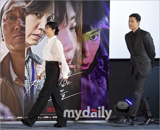 Actors Jeon Do-yeon (left) and Jung Woo-sung attended a production report on the movie The Animals Wanting to Hold a Jeep at Megabox in Seongsu-dong, Seoul on the morning of the 13th.