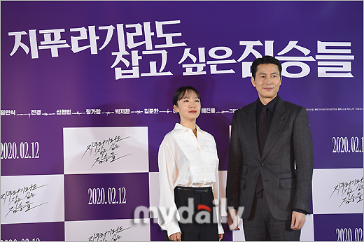 Actor Jeon Do-yeon (left) Jung Woo-sung attended a report on the production of the movie The Animals Wanting to Hold the Jeep at Megabox in Seongsu-dong, Seoul on the morning of the 13th.