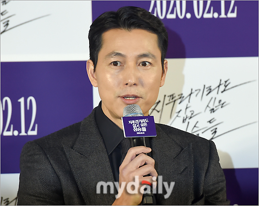 Actor Jung Woo-sung has expressed his feelings of coming back to the screen with animals who want to catch straw after the Grand Prize Awards.On the morning of the 13th, a report on the production of the movie The Animals Who Want to Hold the Jeep (hereinafter referred to as Zipuragi) was held at Megabox Seongsu in Seongdong-gu, Seoul.Director Kim Yong-hoon, actor Jeon Do-yeon, Jung Woo-sung, Yoon Yeo-jung, Shin Hyun-bin and Jungaram attended the production.On this day, Jung Woo-sung talked about his first impression in front of the audience with Zippuragi after sweeping various Film Festival Grand Prize trophy last year.He has been awarded the Grand prize in the 55th Grand Prize in the movie Witness, the 39th Golden Film Award Acting Grand prize, and the 40th Blue Dragon Film Award Academy Awards.However, Jung Woo-sung still emphasized the initials and showed the quality of Chungmuro ​​luxury actor.The weight and evaluation of the prize are important, but when I go to the scene, it is more important to see if I am facing my colleague in front of me with a clear act, and whether I have a deep concern about the character.I tried to show that to my colleagues. I hope that it will be reflected in the movie and that Chemie with Jeon Do-yeon will be well communicated and become a character who can give new fun.The beasts who want to catch even the straw is a film about the crime of ordinary humans who plan the worst of the worst to take the last chance of life, the money bag.Jung Woo-sung took on Taeyoung Character, who prepares for the last Hantang because of the debt left by his ex-girlfriend who disappeared from the play; it will be released on February 12th.