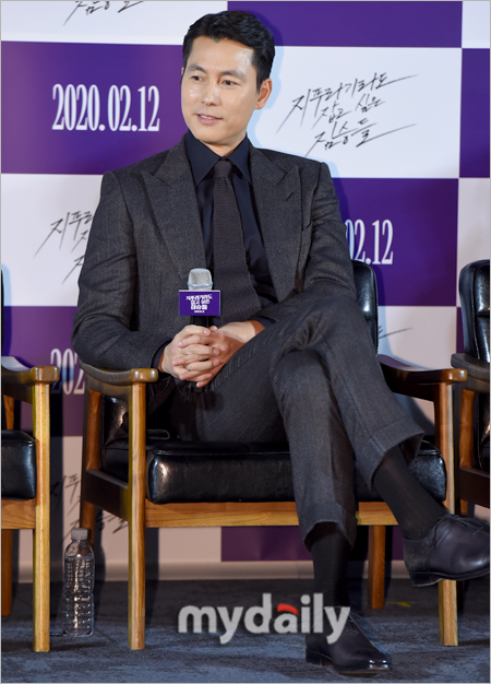 Actor Jung Woo-sung has expressed his feelings of coming back to the screen with animals who want to catch straw after the Grand Prize Awards.On the morning of the 13th, a report on the production of the movie The Animals Who Want to Hold the Jeep (hereinafter referred to as Zipuragi) was held at Megabox Seongsu in Seongdong-gu, Seoul.Director Kim Yong-hoon, actor Jeon Do-yeon, Jung Woo-sung, Yoon Yeo-jung, Shin Hyun-bin and Jungaram attended the production.On this day, Jung Woo-sung talked about his first impression in front of the audience with Zippuragi after sweeping various Film Festival Grand Prize trophy last year.He has been awarded the Grand prize in the 55th Grand Prize in the movie Witness, the 39th Golden Film Award Acting Grand prize, and the 40th Blue Dragon Film Award Academy Awards.However, Jung Woo-sung still emphasized the initials and showed the quality of Chungmuro ​​luxury actor.The weight and evaluation of the prize are important, but when I go to the scene, it is more important to see if I am facing my colleague in front of me with a clear act, and whether I have a deep concern about the character.I tried to show that to my colleagues. I hope that it will be reflected in the movie and that Chemie with Jeon Do-yeon will be well communicated and become a character who can give new fun.The beasts who want to catch even the straw is a film about the crime of ordinary humans who plan the worst of the worst to take the last chance of life, the money bag.Jung Woo-sung took on Taeyoung Character, who prepares for the last Hantang because of the debt left by his ex-girlfriend who disappeared from the play; it will be released on February 12th.