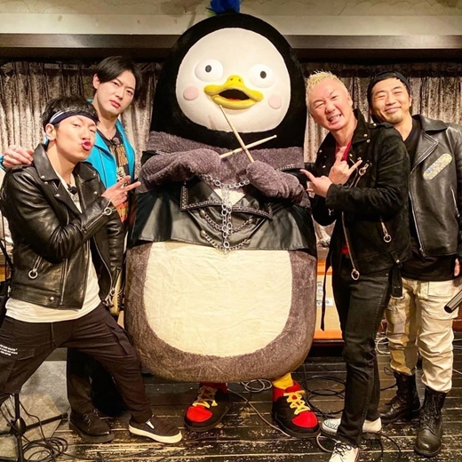 Popular character Pengsoo meets band Rat RaceOn the 12th, Pengsoos Instagram posted a picture of the Rat Race members along with the article Pengbrain!In the photo, Pengsoo and Rat Race members pose in a hip-hitting pose, with Pengsoos hairstyle, which feels rockspirit, drawing attention.