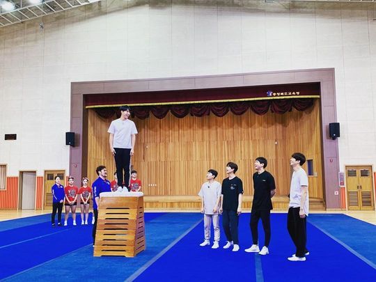 Lee Seung-gi has unveiled the complete version of All The Butlers.Singer and actor Lee Seung-gi wrote on his instagram on January 12, We are finally 5.I uploaded a picture with the phrase All The Butlers.Lee Seung-gi in the photo is practicing cheerleading with Yang Se-hyeong, Yang Sung Jae, and Sang Yoon Shin Sung-rok.The members are all smiling at Lee Seung-gi.han jung-won