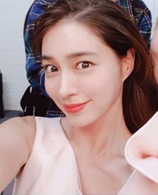 Lee Min-jung still shared a beautiful recent situation.Director Jenny House Claudia Kim uploaded a picture to her Instagram on January 12 with the phrase in the middle of shooting.Lee Min-jung, pictured, is wearing a sleeveless costume and has a fresh look; he showed off his beauty with a sleek jawline and big eyes.han jung-won