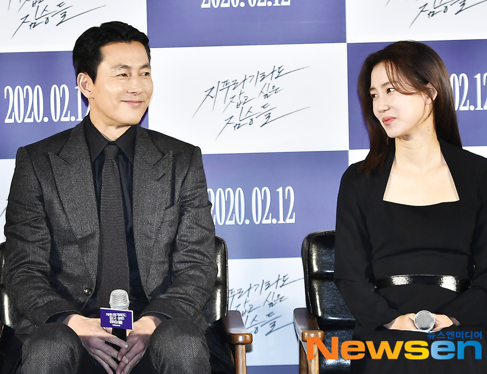 The production briefing session of the movie The Animals Who Want to Hold the Jeep was held at Megabox Seongsu, Seongdong-gu, Seoul on January 13th.Actor Jeon Do-yeon Jung Woo-sung Yoon Yeo-jung Shin Hyun-bin, Jung-Garam Kim Yong-hoon attended the ceremony.Animals who want to catch a movie straw are crime-playing films of ordinary humans planning the worst of the worst to take the last chance of life, the money bag.Lee Jaeha