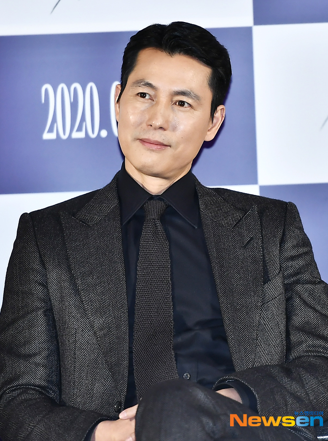 The production briefing session of the movie The Animals Who Want to Hold the Jeep was held at Megabox Seongsu, Seongdong-gu, Seoul on January 13th.Actor Jeon Do-yeon Jung Woo-sung Yoon Yeo-jung Shin Hyun-bin, Jung-Garam Kim Yong-hoon attended the ceremony.Animals who want to catch a movie straw are crime-playing films of ordinary humans planning the worst of the worst to take the last chance of life, the money bag.Lee Jaeha