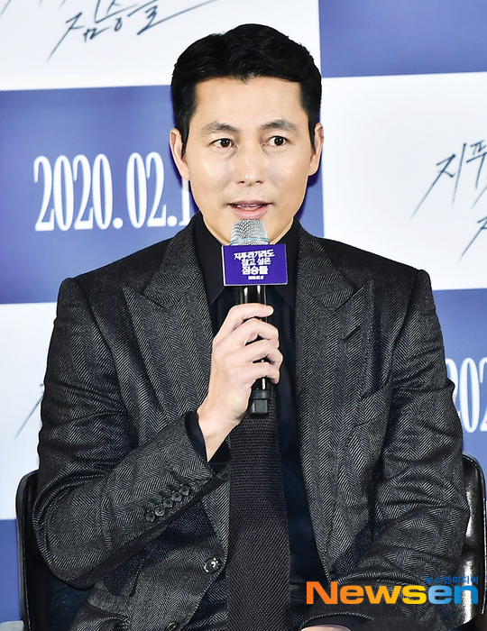 Jung Woo-sung emphasized that the honorable act is more important than the weight of the Grand Prize.Actor Jung Woo-sung expressed his impression that he made his first film after sweeping the awards ceremony last year at the production meeting of the movie The Animals Wanting to Hold a Jeep (also straw) held at Megabox Seongsu at 11 am on January 13.It was before that that I finished filming.There was no burden on the prize, said Jung Woo-sung, who said, The weight and encouragement of the prize are important, but when I go to the scene, it seems to be more important to act with my colleagues and to show deep troubles. So I tried to show it to my colleagues. Jung Woo-sung said, I hope that the chemistry with the actor Jeon Do-yeon, who is projected on the screen, will be a character that can be well communicated to you and give you new fun.Meanwhile, the movie The Animals Who Want to Hold a Jeep Lag (director Kim Yong-hoon), starring Jeon Do-yeon, Jung Woo-sung, Bae Sung-woo, Yoon Yo-jung, Jung Man-sik, Jin Kyung, Shin Hyun-bin and Jung Ga-ram, is a crime drama of ordinary humans planning the worst hantang to take the money bag, the last chance of life.Opened February 12.Park Beautiful / Lee Jaeha