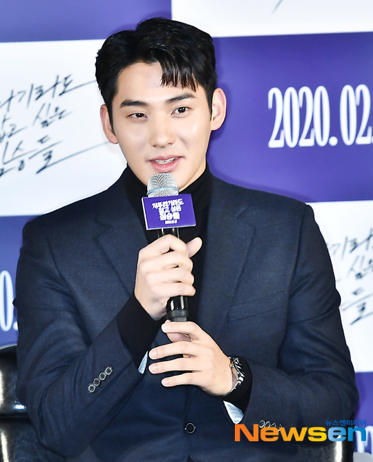 Jung Ga-ram confessed that he was shocked to see his seniors such as Jeon Do-yeon Jung Woo-sung.Actor Jung Ga-ram expressed his feelings with Actor Youn Yuh-jung, Jeon Do-yeon, and Jung Woo-sung at the production meeting of the movie The Animals Who Want to Hold a Jeep (hereinafter, even a straw) held at Megabox Holy Water at 11 am on January 13.I read the whole thing, but I am so nervous because I usually have my respects with my teachers, Jung Ga-ram said. I was nervous enough to shake my hands.Jung Ga-ram said, I took the shot with Shin Hyun-bin, and I went to implement the first shot.Jeon Do-yeon was also very surprised, he said. I thought about the relaxed figure in the field, but he was seriously involved.I thought it was a great thing when I saw you seriously from the time you were dressed up. I was shocked at that time.Meanwhile, the film The Animals Who Want to Hold a Jeep Lag (director Kim Yong-hoon), starring Jeon Do-yeon, Jung Woo-sung, Bae Sung-woo, Youn Yuh-jung, Jung Man-sik, Jin Kyung, Shin Hyun-bin and Jung Ga-ram, is a crime drama of ordinary humans planning the worst hantang to take on the money bag, the last chance of their lives.Opened February 12.Park Beautiful / Lee Jaeha