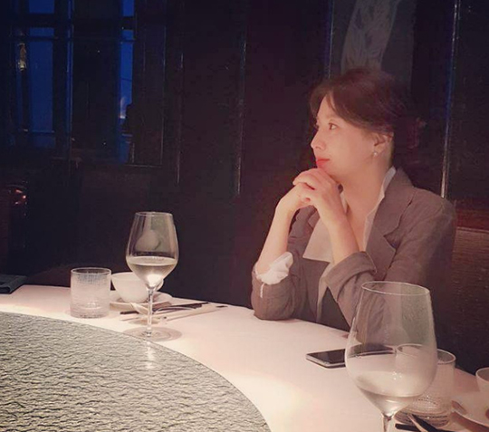 Actor Lee Yeong-ae has revealed how she is waiting for a meal in an elegant way.Lee Yeong-ae wrote to the Personal Instagram on January 13: When does rice come out; wait is boring.You should eat a lot of delicious food today and be healthy. Lee Yeong-ae in the photo showed off her beauty while wearing a thin jacket over a white blouse.Lee Yeong-ae is waiting for food at the table, hands gathered somewhat.Lee Yeong-ae played the role of mother Jung Yeon, who is looking for a child who disappeared six years ago in the movie Find Me, which was released on November 27, 2019.Choi Yu-jin