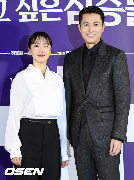 Jeon Do-yeon Feeling Aura - Jung Woo-sung On the morning of the 13th, a production report meeting of the beasts (director Kim Yong-hoon) was held at Megabox Seongsu in Seoul Sejongdong District.Beasts Who Want to Hold a Jeep is a film about a crime scene of ordinary humans planning the worst of their lives to take the last chance of their lives: a money bag.Actors Jeon Do-yeon and Jung Woo-sung pose.