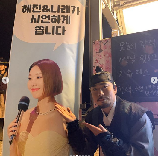 Lee Si-eon has certified Coffee and snack tea presented to Han Hye-jin and Park Na-rae.Lee Si-eon told Instagram account on the 12th, Thank you very much for the so grateful coffee and snack tea of Park Na-rae and Han Hye-jin on a very cold day.Im so grateful to you for your help, he wrote.Meanwhile, Lee Si-eon is appearing on TV CHOSUN Gantaek - Womens War.dong-a.com entertainment news team