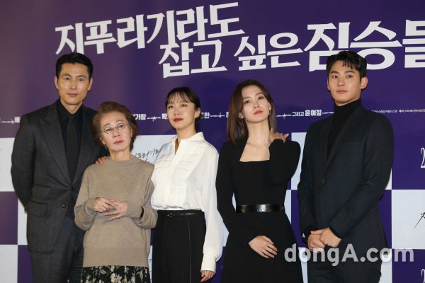 On this day, Jeon Do-yeon, Jung Woo-sung, Bae Sung-woo, Yoon Yeo-jung, Shin Hyun-bin, and Jung Ga-ram attended the ceremony.Animals wanting to grab straws are scheduled to be sent to prison on February 12 as a hard-boiled crime scene for ordinary humans planning the worst of their lives to take the last chance of their lives, the money bag