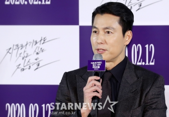 Actor Jung Woo-sung said he wanted to co-work with Jeon Do-yeon in his work.On the morning of the 13th, a report on the production of the movie The Animals Who Want to Hold the Jeep (director Kim Yong-hoon) was held at Megabox Seongsu in Seongdong-gu, Seoul.The event was attended by Jeon Do-yeon, Jung Woo-sung, Yoon Yeo-jung, Jung Man-sik, Shin Hyun-bin, Jungaram and Kim Yong-hoon.The beasts who want to catch even the straw is a work that depicts the crime of ordinary humans who plan the worst of the worst to take the money bag, the last chance of life.Jung Woo-sung asked why he chose the work, saying, There have been many films that throw big themes for a while.However, this movie scenario was interesting because it was a story that shows how much humans can be destitute in front of matter. Jung Woo-sung said, I can also do it with Jeon Do-yeon, why not? Many people were surprised that Jeon Do-yeon and I would have worked together, but I never did.I thought I could not do it, and I thought it would be fun to co-work together. It was a short but fun task. Meanwhile, The Animals Who Want to Hold the Jeep will be released on February 12.