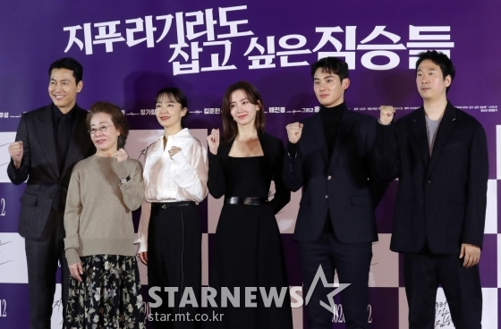 Jeon Do-yeon and Jung Woo-sung finally met, with the animals wanting to catch a straw with all-time Actors announcing the departure of The Dream Team.On the morning of the 13th, a report on the production of the movie The Animals Who Want to Hold the Jeep (director Kim Yong-hoon) was held at Megabox Seongsu in Seongdong-gu, Seoul.The event was attended by Jeon Do-yeon, Jung Woo-sung, Youn Yuh-jung, Jung Man-sik, Shin Hyun-bin, Jungaram and Kim Yong-hoon.The beasts who want to catch even the straw is a work that depicts the crime of ordinary humans who plan the worst of the worst to take the money bag, the last chance of life.Jeon Do-yeon and Jung Woo-sung will be the first to breathe through this work.Jung Woo-sung asked why he chose the work, saying, There have been many films that throw big themes for a while.However, this movie scenario was interesting because it was a story that shows how much humans can be destitute in front of matter. Why do not you do it with Jeon Do-yeon?Many people thought that Jeon Do-yeon and I would have worked together, but I was surprised that I never did. I wondered why I could not do it, and I thought it would be fun to breathe together.It was a short but fun task, he said.Jeon Do-yeon also spoke with Jung Woo-sung.Jeon Do-yeon said, My Michelle Chen character was feeling like I was trying to act and act. I was embarrassed to see Michelle Chen, who was seen by Taeyoung (Jung Woo-sung), in the drama, but I was embarrassed.Jeon Do-yeon said, I did not think I had ever been Acting with Guizhou until I met Jung Woo-sung at the scene.So it took time to adjust at first, but it was a pity that it was over after adapting.I thought I wanted to act with Mr. Guizhou for a long time. He asked me if I had a role to play because I knew that Mr. Guizhou was directing soon.Im just doing any work these days. Jung Woo-sung laughed, saying, No, next time you can take the whole thing in the first place.The production report was full of TMI (Too Much Information), Disclosure and laughter.Youn Yuh-jung said, I hate that film because its coming out and its old, but its a little different, and Jeon Do-yeon called and asked me to do it.So I thought it was a big and important role at first, and I thought that the kid (Jeon Do-yeon) is casting me, but I thank him, but I dont really come.The role of Mr. Yuh-jung is Yoon, or a person who has a reversal that I can not think of, said Jeon Do-yeon.Youn Yuh-jung then joked: Then why didnt you do it?Jung Woo-sung laughed with a full self-love joke.The costume team of The Animals who want to catch even the straw prepared various costumes to express Taeyoungs tired appearance, but Jung Woo-sung was a perfect physical and fashionable fashion.So Park Kyung-rim, who was in charge of MC, asked, The chief of the costume has fallen into a dilemma because of Jung Woo-sung. Jung Woo-sung said, It is the dilemma of all the costume chiefs.They have to overcome it, he replied, laughing.Shin Hyun-bin and Jungaram also gather expectations for a new character in The Animals Who Want to Hold the Jeep.From Jeon Do-yeon Jung Woo-sung to Youn Yuh-jung.It is noteworthy whether the Dream Team Actors Beasts who want to catch straw will capture the audience with a different crime drama.Meanwhile, The Animals Who Want to Hold the Jeep will be released on February 12.