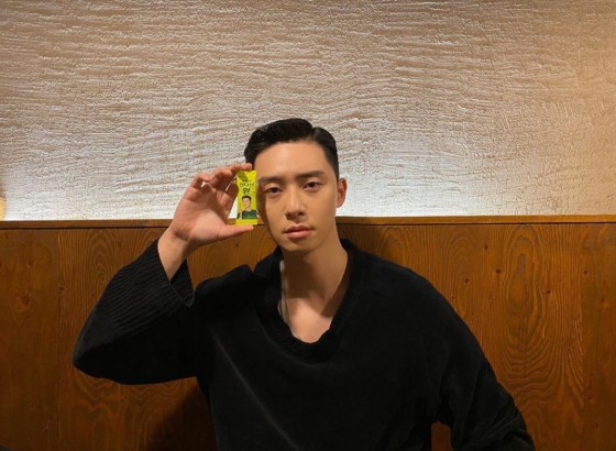 Actor Park Seo-joon reveals delightful charmPark Seo-joon told his Instagram on the 13th, 33 years old Park Seo-joon. Alcoholic drink with staff today.I will go to the end with this and posted a picture.In the public photos, Park Seo-joon, who is holding a hangover remedy in his hand and emitting serious eyes, is shown.Netizens responded to this by saying, It is so cute, Why is this spleen so cute and I will go to Alcoholic drink.Meanwhile, Park Seo-joon will appear on JTBC Drama Itaewon Clath scheduled to air on the 31st.