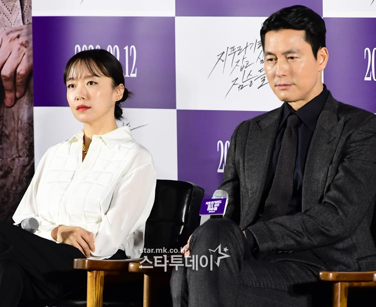 Its a spectacular line-up: Jeon Do-yeon and Jung Woo-sung, as well as Youn Yuh-jung and Shin Hyun-bin.Is it the birth of a well-made work that surpasses overwhelming visuals?I realized that it was my first breath with Jung Woo-sung at the scene, but at first I was embarrassed, said Jeon Do-yeon at the production meeting of the movie The Animals Wanting to Grab a Jeep (hereinafter, a Jeepura) at Megabox Holy Water on the morning of the 13th.I should have been a familiar lover.I met at the scene and knew that I had never been Acting with Jung Woo-sung.It took me time to adapt and I was sorry after I adapted.  Jung Woo-sung was preparing for the director and asked if I had a role to play.Im just doing anything these days. Jung Woo-sung said, I felt like a friendly friend because I had seen it since the beginning of my debut, but when I was working on it, I had an unknown distance.Later, Jeon Do-yeon said, It was awkward. The awkwardness was also intended to be created by Michelle Chen There have been many works that have been big themes for a while.This film was interesting because it was a film that shows how much people can be destitute in front of the material. As for his role as Taeyoung, he said, It is a burying puppy, and it is a person who mistakenly thinks that he is a lion of his jungle.Im a fool who thinks that he can get a perfect revenge on Michelle Chen, who has abandoned me, that he can control everything.This is not passion, but recklessness, he said. Jeon Do-yeon hit me to go at once, but I almost went to my eardrums.Jeon Do-yeon explained, If I can not finish at once, I will continue to hit my teacher, so I will go at once.Jeon Do-yeon said: The script was fun, it could be an obvious crime genre, but the dramatic composition was fresh; the appearance of several characters was also new.And I contacted Mr. Yuh-jung because I felt that it was a mystery and a reversal person. It was a role that I could not do without a teacher. Shin Hyun-bin took on the role of Miran, a housewife who fell into a swamp of misfortune due to a momentary mistake of failing to invest in stocks, and Jung Ga-ram took on the role of illegal immigrant Jin Tae,Shin Hyun-bin said, I was worried because I had to convey the feelings I felt when I saw the scenario. Miran is a person who plans but does not go to his will.I was trying to play a day and living instinctively, so I focused on the moment and I was able to act. I also thought that I would look different from my existing appearance. Jung Ga-ram said, I thought the Friend of Jin-tae was very pure.Rather than looking at the distant future, he was faithful to the feelings I felt right away and did what he wanted to leave the fence of the law.I did my best to feel the moment rather than the external one. Meanwhile, the film The Animals Who Want to Hold a Jeep Lag (director Kim Yong-hoon), starring Jeon Do-yeon, Jung Woo-sung, Bae Sung-woo, Youn Yuh-jung, Jung Man-sik, Jin Kyung, Shin Hyun-bin and Jung Ga-ram, is a crime drama of ordinary humans planning the worst hantang to take on the money bag, the last chance of their lives.Opened February 12.