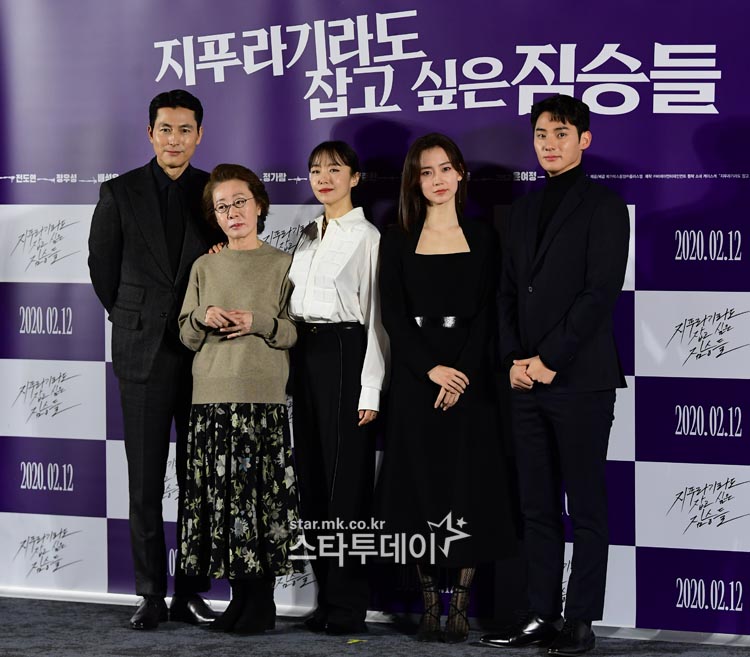 On the morning of the 13th, a production presentation of the movie The Animals Wanting to Hold the Jeep was held at the Seongsu-dong Megabox Seongsu.Actors Jung Woo-sung, Jeon Do-yeon, Yoon Yeo-jung, Shin Hyun-bin, Jung Ga-ram and Kim Yong-hoon attended the production presentation.