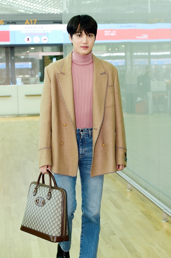 Boy group EXO Kai showed soft and luxurious Human Gucci styling.On the 12th, EXO Kai left the country via Incheon International Airport to attend the Gucci 2020 Autumn Winter Menz Collection in Milan, Italy on the 14th (local time).Kai added to her stylishness by matching Marvel Washed denim pants with a carmel-colored jacket featuring patch detailing, a 2020 cruise collection look by Gucci, and a rose-colored wool turtleneck, as well as wearing black leather ankle boots.Here, I finished styling with a large GG Supreme duffel bag with Guccis Holsbit detail.Meanwhile, the fashion show, attended by Gucci Global Ambassador EXO Kai, is a mens solo fashion show that resumes after the mens and womens integrated show, which was introduced in 2017, and will be the finale of Milan mens fashion week in the fall of 2020.Information on fashion shows can be found in real time on the official Gucci online site and official SNS channel.Photo Offerings GUCCI