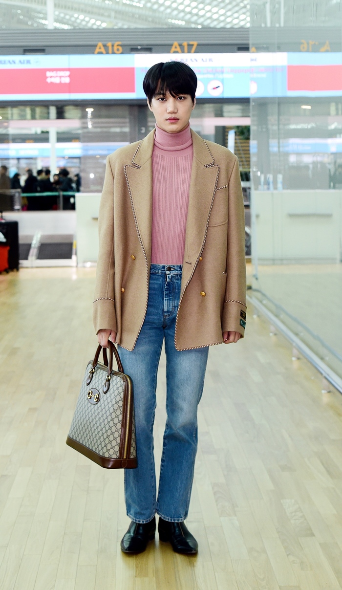 Boy group EXO Kai showed soft and luxurious Human Gucci styling.On the 12th, EXO Kai left the country via Incheon International Airport to attend the Gucci 2020 Autumn Winter Menz Collection in Milan, Italy on the 14th (local time).Kai added to her stylishness by matching Marvel Washed denim pants with a carmel-colored jacket featuring patch detailing, a 2020 cruise collection look by Gucci, and a rose-colored wool turtleneck, as well as wearing black leather ankle boots.Here, I finished styling with a large GG Supreme duffel bag with Guccis Holsbit detail.Meanwhile, the fashion show, attended by Gucci Global Ambassador EXO Kai, is a mens solo fashion show that resumes after the mens and womens integrated show, which was introduced in 2017, and will be the finale of Milan mens fashion week in the fall of 2020.Information on fashion shows can be found in real time on the official Gucci online site and official SNS channel.Photo Offerings GUCCI