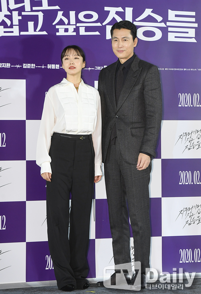 Jeon Do-yeon - Jung Woo-sung incredible combination The film The Animals Who Want to Hold the Jeep (director Kim Yong-hoon, produced by BA Entertainment) Production Briefing Session was held at Megabox Seongsu, Seongdong-gu, Seoul on the morning of the 13th.Jeon Do-yeon Jung Woo-sung, who attended the production briefing session on the day, poses.South Korea Ace production team, which showed strong works such as Beasts who want to catch straw, Go to the end, Crime City, Devil War, and new director Kim Yong-hoons movie Beasts who want to catch strawIt predicted the birth of a crime drama that I did not want to miss.Jeon Do-yeon, Jung Woo-sung, Bae Sung-woo, Yoon Yeo-jung, Jung Man-sik, Jin Kyung, Shin Hyun Bin,The animals that want to catch straws, which announce the birth of the most intense crime drama, will be released on February 12th.Production briefing session for Beasts Wanting to Hold a Jeep