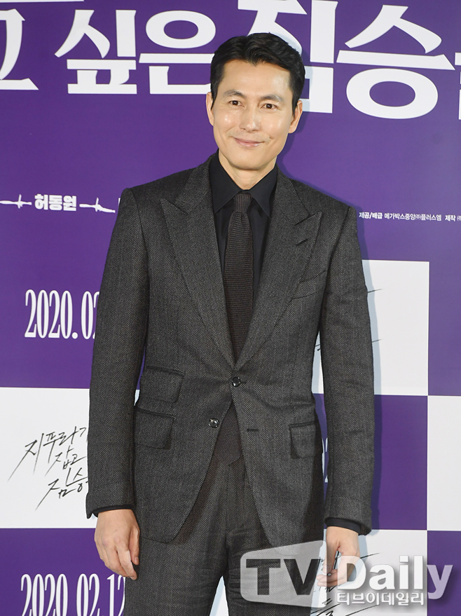 The film The Animals Who Want to Hold the Jeep (director Kim Yong-hoon, produced by BA Entertainment) Production Briefing Session was held at Megabox Seongsu, Seongdong-gu, Seoul on the morning of the 13th.Jung Woo-sung, who attended the production briefing session on the day, poses.South Korea Ace production team, which showed strong works such as Beasts who want to catch straw, Crime City, Devil War, and new director Kim Yong-hoons movie Beasts who want to catch straw met and predicted the birth of a crime drama that I did not want to miss in 2020.Jeon Do-yeon, Jung Woo-sung, Bae Sung-woo, Yoon Yeo-jung, Jung Man-sik, Jin Kyung, Shin Hyun Bin, and Jeong Garam will be released on February 12th, which will announce the birth of the most intense crime drama in 2020.[Production briefing session for Beasts Wanting to Hold a Jeep