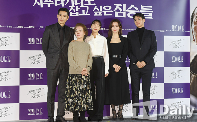 The film The Animals Who Want to Hold the Jeep (director Kim Yong-hoon, produced by BA Entertainment) Production Briefing Session was held at Megabox Seongsu, Seongdong-gu, Seoul on the morning of the 13th.Jung Woo-sung Youn Yuh-jung Jeon Do-yeon Shin Hyun-bin Jungaram poses at the production briefing session on this day.South Korea Ace production team, which showed strong works such as Beasts who want to catch straw, Crime City, Devil War, and new director Kim Yong-hoons movie Beasts who want to catch straw met and predicted the birth of a crime drama that I did not want to miss in 2020.The animals that want to catch the straw will be released on February 12th, which will announce the birth of the most intense crime drama in 2020 with the previous encounter of South Korea representative actors from Jeon Do-yeon, Jung Woo-sung, Bae Sung-woo, Youn Yuh-jung to Jung Man-sik, Jin Kyung, Shin Hyun-bin and Jeong Garam.[Production briefing session for Beasts Wanting to Hold a Jeep