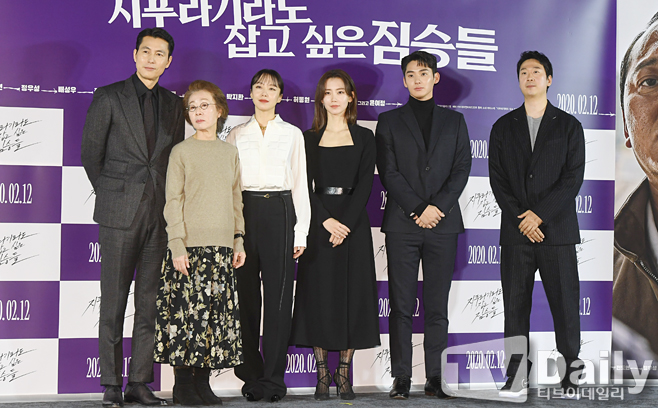 The film The Animals Who Want to Hold the Jeep (director Kim Yong-hoon, produced by BA Entertainment) Production Briefing Session was held at Megabox Seongsu, Seongdong-gu, Seoul on the morning of the 13th.Jung Woo-sung Youn Yuh-jung Jeon Do-yeon Shin Hyun-bin Jung Ga-ram Kim Yong-hoon poses at the production briefing session on this day.South Korea Ace production team, which showed strong works such as Beasts who want to catch straw, Crime City, Devil War, and new director Kim Yong-hoons movie Beasts who want to catch straw met and predicted the birth of a crime drama that I did not want to miss in 2020.The beasts that want to catch the straw will be released on February 12th, which will announce the birth of the most intense crime drama in 2020 with the encounter of South Korea representative actors from Jeon Do-yeon, Jung Woo-sung, Bae Sung-woo, Youn Yuh-jung to Jung Man-sik, Jin Kyung, Shin Hyun-bin and Jung Ga-ram.[Production briefing session for Beasts Wanting to Hold a Jeep