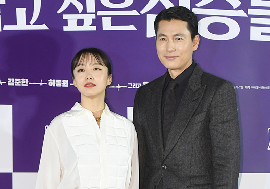 The production briefing session of the movie The Animals Who Want to Hold the Jeep was held at Megabox Seongsu, Seongdong-gu, Seoul on the morning of the 13th.Jung Woo-sung Youn Yuh-jung Jeon Do-yeon Shin Hyun-bin Jeongaram Kim Yong-hoon attended the production briefing session.South Korea Ace production team, which showed strong works such as Beasts who want to catch straw, Crime City, Devil War, and new director Kim Yong-hoons movie Beasts who want to catch straw met and predicted the birth of a crime drama that I did not want to miss in 2020.The Beasts Who Want to Hold the Jeon will be released on February 12th, which will announce the birth of the most intense crime drama in 2020 with the previous encounters of South Koreas representative actors from Jeon Do-yeon, Jung Woo-sung, Bae Sung-woo, Youn Yuh-jung to Jung Man-sik, Jin Kyung, Shin Hyun-bin and Jeong Garam.Production briefing session for Beasts Wanting to Hold a Jeep
