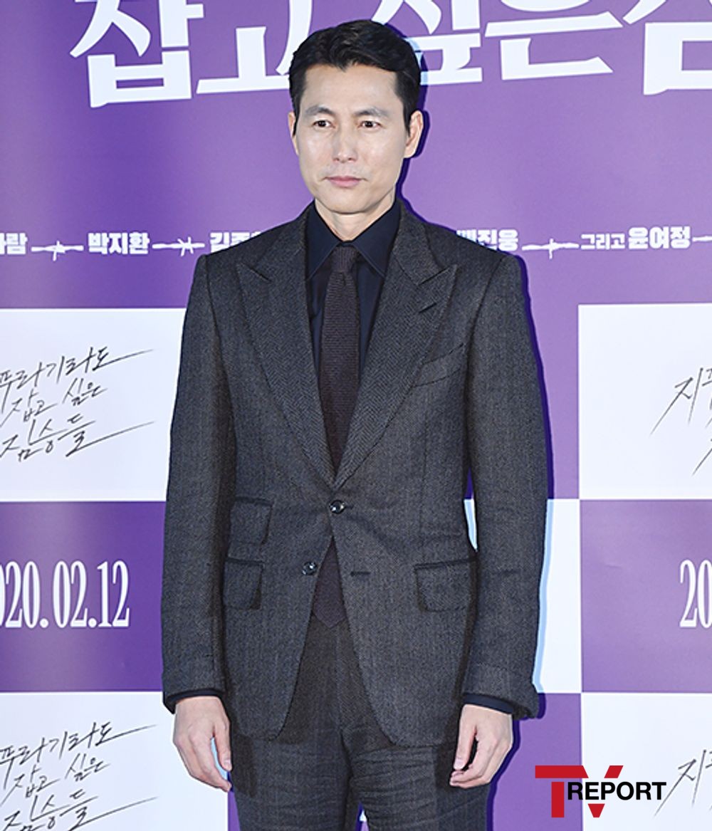 Actor Jung Woo-sung attends a production report of the movie Animals Wanting to Hold a Jeep at Megabox Seongsu branch in SeongSeongdong District, Seoul on the morning of the 13th and has photo time.The Animals Wanting to Hold the Spray will be released on February 12th as a crime scene of ordinary humans planning the worst of the worst to take the money bag, the last chance of life.