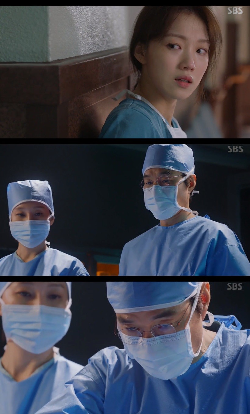 Lee Sung-kyung felt betrayed by Ahn Hyo-seop as Kim Ju-Hun stepped up as current ministers second-round surgery convict: Whats the story?On SBSs Romantic Doctor Kim Sabu, which aired on the 13th, Lee Sung-kyung, who misunderstands Woojin (Ahn Hyo-seop), was portrayed.While the current defense minister underwent surgery by Kim Sa-bu (Han Seok-gyu) in a traffic accident, when the provincial chairman (Choi Jin-ho) set up the Min-guk (Kim Ju-Hun) as his doctor, medical staff from the big hospital visited Doldam Hospital.It is natural that the conflict between the stone wall and the giant side was Gozo. In the meantime, if the minister showed abnormal symptoms, Kim Sabu went to the house.Can you save it? Thats what you have to ask, isnt it, Dr. Park?Furthermore, Kim Sabu saved the minister by putting his hand directly into the organs that were opened.The agitated state asked Kim Sabu, Why are you in this country hospital when you have such a skill? Kim said, Is that really all?I wanted to meet you in person. I think its either one. Crazy, a terrible liar.I do not believe in the kind of goodness without a price. What is this? Who is not an official of the Doldam Hospital going to brief and do a second operation at will? said a person who heard the news on TV.The Republic of Korea said, I do not think it is a problem for the nurse to go out, but the mind is I am so sick to see the situation returning.Im going to put a spoon on a patient who was saved by Kim Sabu without conscience and tell him that he saved his life.In the meantime, if the medical records were passed to the giant side, the mind was angry at Kim Sabu, who made the decision, saying, Is it a white flag? Kim Sabu asked me to keep in mind, saying, It is changing the crisis into an opportunity.On this day, Woojin was involved in the second operation as a stone wall staff, and Eunjae, who did not know that all of this was Kims instructions, expressed betrayal and raised questions about the development.