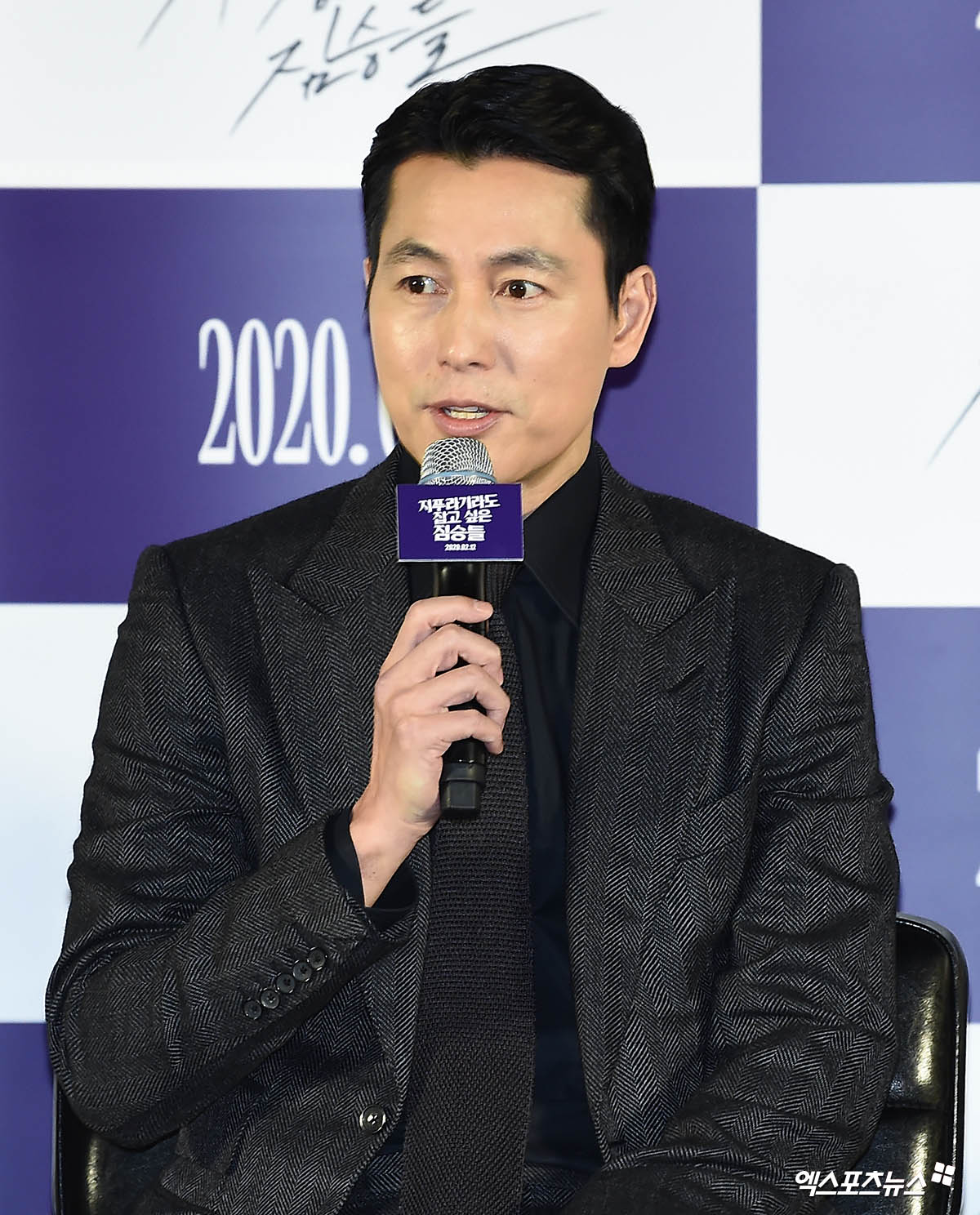 Actor Jung Woo-sung, who attended the production report of the movie The Animals Wanting to Hold the Jeep held at the Seoul Megabox Seongsu branch on the morning of the 13th, is giving a greeting.
