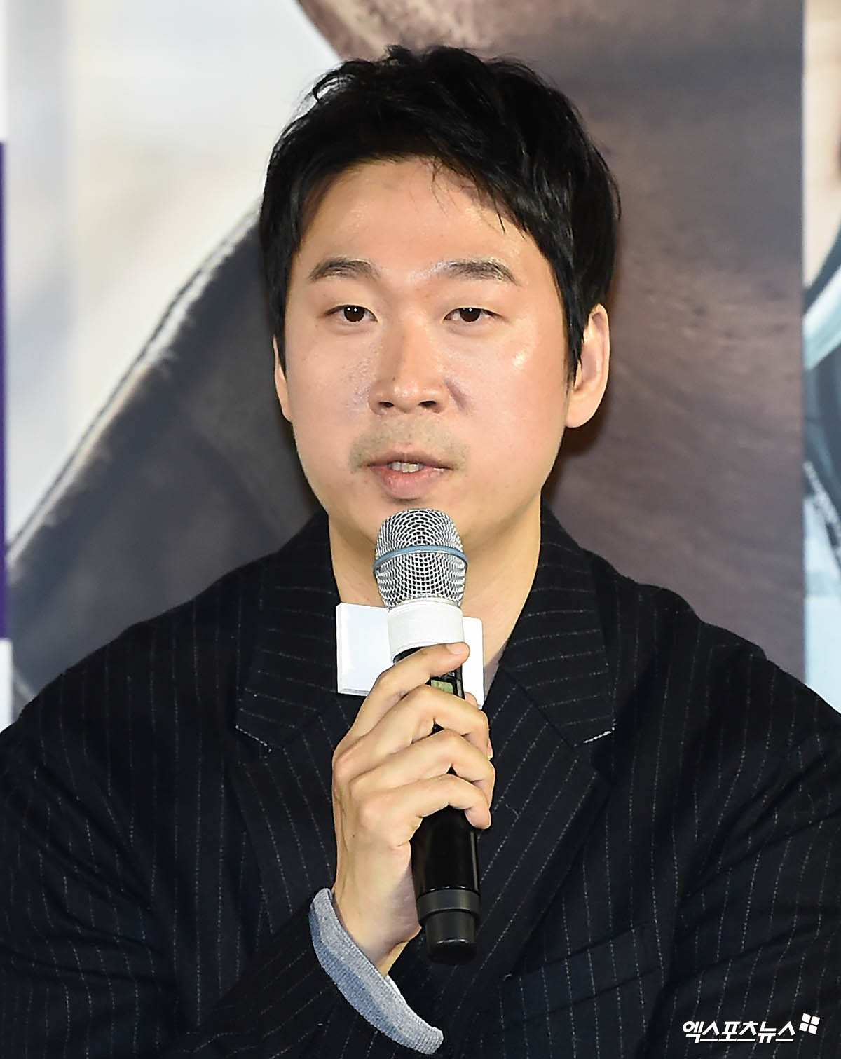 Zipuragi director Jeon Do-yeon Yoon Yeo-jung, feeling like the All-Star game from the first game Director Kim Yong-hoon said, It was an honor to be with Legend Actors such as Jeon Do-yeon, Jung Woo-sung and Yoon Yo-jung.On the 13th, a production report of the movie The Animals Who Want to Hold the Jeep (director Kim Yong-hoon) was held at Megabox Seongsu in Seongdong-gu, Seoul.Actors Jeon Do-yeon, Jung Woo-sung, Yoon Yeo-jung, Shin Hyun-bin, Jungaram and Kim Yong-hoon attended the ceremony.Kim Yong-hoon said, I think it is a great honor and a dream to be able to work with Legend Actors to a new director.It was a feeling of playing the All-Star game from the first game when I hit baseball. He said, Animals who want to catch straw. I was a lot burdened and I was under pressure to put a lot of pressure on their reputation, he said. But Actors filled me with my lack and empty parts.It was a series of surprises every moment we worked together. Meanwhile, The Animals Who Want to Hold the Spray is a crime drama of ordinary humans planning the worst of the worst to take the last chance of life, the money bag.
