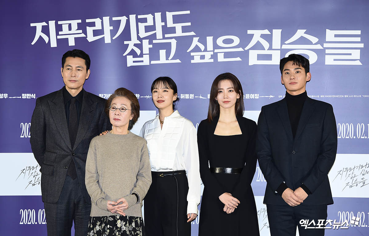 Actors Jeon Do-yeon, Youn Yuh-jung, Jung Woo-sung, Shin Hyun-bin and Jung Ga-ram who attended the production report of the movie Woods Wanting to Hold a Jeep held at the Seoul Megabox Seongsu branch on the morning of the 13th have photo time.