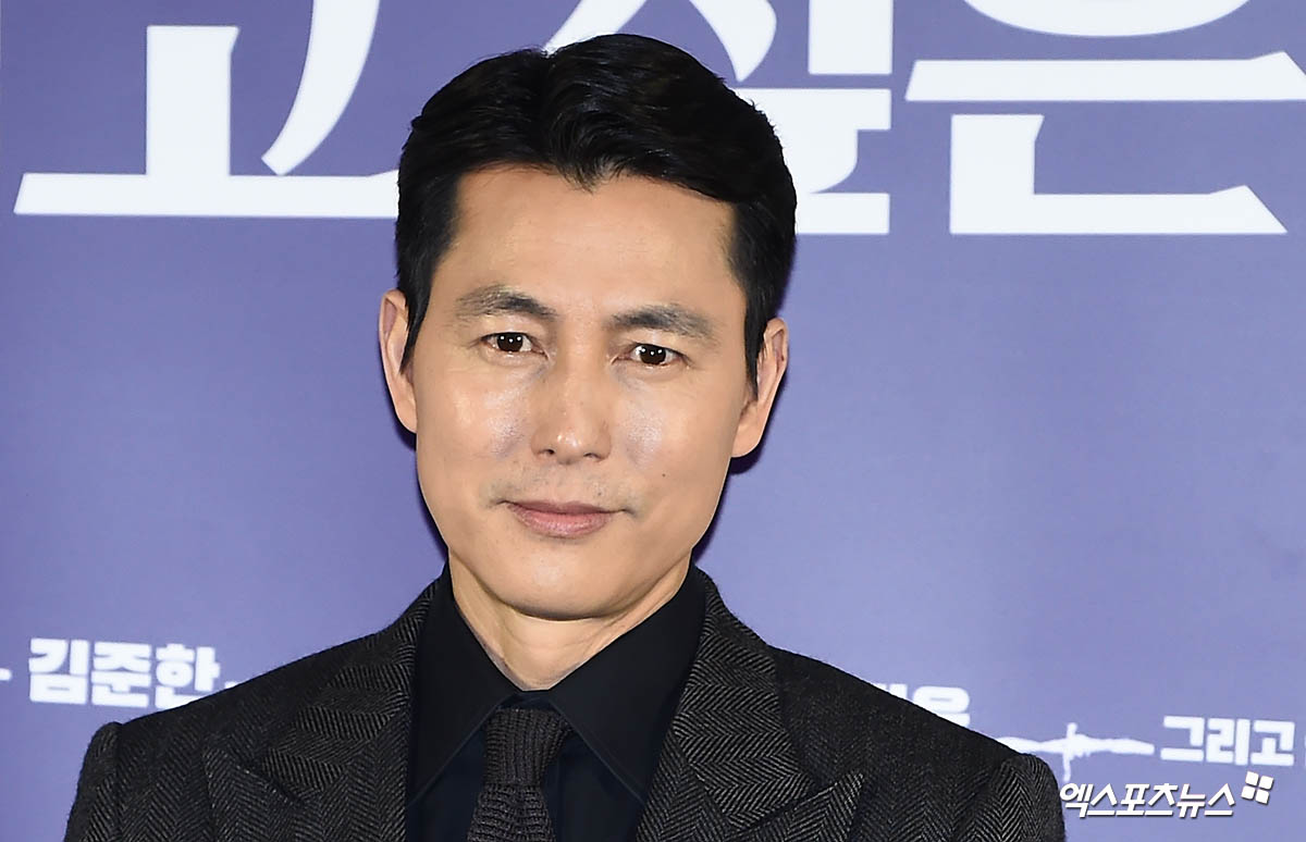 Actor Jung Woo-sung, who attended the production briefing session of the movie The Animals Wanting to Hold the Jeep held at the Seoul Megabox Seongsu branch on the morning of the 13th, has photo time.