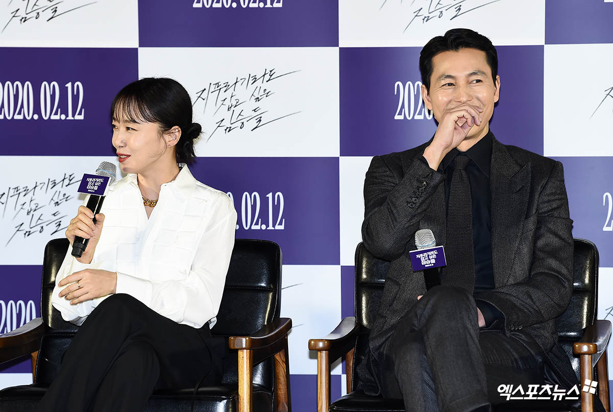 Jeon Do-yeon and Jung Woo-sung make their first co-work since debut with brutes who want to catch straws.On the 13th, a production report of the movie The Animals Who Want to Hold the Jeep (director Kim Yong-hoon) was held at Megabox Seongsu in Seongdong-gu, Seoul.Actor Jeon Do-yeon, Jung Woo-sung, Yoon Yeo-jung, Shin Hyun-bin, Jungaram and Kim Yong-hoon attended the ceremony.The brutes who want to catch straw is a crime scene of ordinary humans planning the worst of the worst to take the last chance of life, the money bag.Jeon Do-yeon plays Michelle Chen, who is trying to erase the past and live a new life, and Tae-Young, who dreams of a bad debt due to his lover who has disappeared Jung Woo-sung.Jung Woo-sung said, If you look at the scenario of the animals that want to catch the straw, it is a movie that shows how much people can be destitute in front of the material and how they are getting sick.And above all, I can be with Mr. Jeon Do-yeon, so I chose (this film), he said.Many people said that I would have worked with Jeon Do-yeon, but I never did. I wondered why I could not.I thought co-working together would be fun, and it was a short but fun task (when I filmed it), he said.Jeon Do-yeon said: I had to play Mr. Guizhou and a very old lover, but I was embarrassed and embarrassed; I knew Ive never played with Mr. Guizhou on the scene.It took me a while to adjust. I felt sorry for it. I wanted to postpone it a little longer.Jung Woo-sung asked me if there is a work I am preparing, but I do not have a role to play. I am doing anything these days. Jung Woo-sung said, I felt like a very friendly colleague when I saw Mr. Jeon Do-yeon from the beginning of debut.I had an unknown distance while working, but it was nice to meet you on the set.(Jeon Do-yeon said I was awkward, but I thought you were in front of the Tae-Young, which Michelle Chen deliberately created. Meanwhile, Jeon Do-yeon said, Michelle Chen character has a strong feeling, so I tried to play it naturally without the power as much as possible.Michelle Chen, whom Tae-Young knows, and Michelle Chen, who Tae-Young does not know, are different.Michelle Chen, whom Tae-Young knows, played as lovingly as possible, said Michelle Chen.Meanwhile, The Animals Who Want to Hold the Spray is scheduled to open on February 12th.