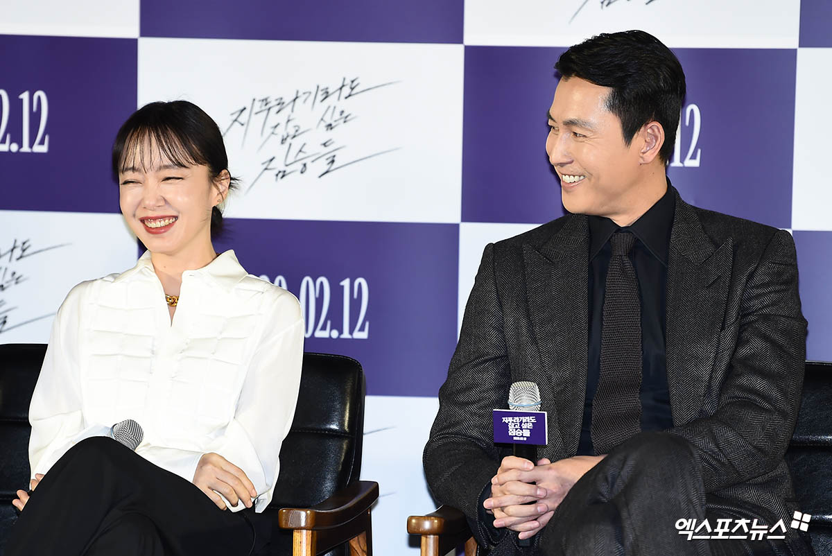 Jeon Do-yeon and Jung Woo-sung make their first co-work since debut with brutes who want to catch straws.On the 13th, a production report of the movie The Animals Who Want to Hold the Jeep (director Kim Yong-hoon) was held at Megabox Seongsu in Seongdong-gu, Seoul.Actor Jeon Do-yeon, Jung Woo-sung, Yoon Yeo-jung, Shin Hyun-bin, Jungaram and Kim Yong-hoon attended the ceremony.The brutes who want to catch straw is a crime scene of ordinary humans planning the worst of the worst to take the last chance of life, the money bag.Jeon Do-yeon plays Michelle Chen, who is trying to erase the past and live a new life, and Tae-Young, who dreams of a bad debt due to his lover who has disappeared Jung Woo-sung.Jung Woo-sung said, If you look at the scenario of the animals that want to catch the straw, it is a movie that shows how much people can be destitute in front of the material and how they are getting sick.And above all, I can be with Mr. Jeon Do-yeon, so I chose (this film), he said.Many people said that I would have worked with Jeon Do-yeon, but I never did. I wondered why I could not.I thought co-working together would be fun, and it was a short but fun task (when I filmed it), he said.Jeon Do-yeon said: I had to play Mr. Guizhou and a very old lover, but I was embarrassed and embarrassed; I knew Ive never played with Mr. Guizhou on the scene.It took me a while to adjust. I felt sorry for it. I wanted to postpone it a little longer.Jung Woo-sung asked me if there is a work I am preparing, but I do not have a role to play. I am doing anything these days. Jung Woo-sung said, I felt like a very friendly colleague when I saw Mr. Jeon Do-yeon from the beginning of debut.I had an unknown distance while working, but it was nice to meet you on the set.(Jeon Do-yeon said I was awkward, but I thought you were in front of the Tae-Young, which Michelle Chen deliberately created. Meanwhile, Jeon Do-yeon said, Michelle Chen character has a strong feeling, so I tried to play it naturally without the power as much as possible.Michelle Chen, whom Tae-Young knows, and Michelle Chen, who Tae-Young does not know, are different.Michelle Chen, whom Tae-Young knows, played as lovingly as possible, said Michelle Chen.Meanwhile, The Animals Who Want to Hold the Spray is scheduled to open on February 12th.