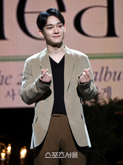 The main vocal Chen (real name Kim Jong-dae) of the group EXO is the topic of news about marriage.On the 13th, Chen said in a handwritten letter, I am very nervous and nervous about how to start talking, but I want to be the first to tell the fans who gave me so much love.I have a girlfriend who wants to spend my whole life together.I was worried and worried about what would happen due to this decision, but I wanted to communicate with the company a little early so that the members and the company, especially the fans who are proud of me, would not be surprised by the sudden news, and I was also talking with the company and consulting with the members. I was very embarrassed because I could not do the parts I planned with the company and the members, but I was more encouraged by this blessing.I was careful to take the courage because I could not delay the time anymore while thinking about when and how to tell you. Finally, Chen said he would like to thank the members who congratulated him and the fans who sent him love.But news of Chens marriage was a big surprise.The news of the marriage of the active Idol is not uncommon, and it is the marriage news of the EXO member who is still the top Idol.But Chen was the first to tell fans directly, Choices, which is never easy with Idol, but the voice of support for responsible and courageous confessions has also increased.Still, some people expressed embarrassment.It is reported that the marriage ceremony has already been held in the cathedral on the 13th, while the marriage ceremony schedule is going privately.In Chens case, you can feel the atmosphere in which the marriage view of Idols has changed significantly.Wonder Girls Sunye, FT Island Choi Min-hwan, Raboum Yulhee, and U-Kiss Eli were also active, and they were surprised to hear about marriage news.In the past, Idol is soon used as mysticism, and it is quite different from the marriage, as well as love.Because of this, the marriage of Idol was naturally considered to be a long thing, but the news of the marriage of active Idols is continuing.Recently, the strongest Changmin, Kim Hee-cheol and Momo have also been informed of the news of their devotion, and they can see the different love and marriage style from the past.Chen also reported his news in a handwritten letter rather than hiding it, relying on himself to reveal rather than being known by others, and being the best Choices.Therefore, there is a high voice to cheer and encourage him, but it is true that the reaction in the fandom is mixed because it was the artist who was loved all over the world.Choices as a man Kim Jong Dae is respected, but EXO Chen also has a reaction that it may be premature.In addition, Chens actions have been attracting attention as he has left the group after marriage, continued his activities, or varied his second act of life in the future. However, as Chen said he will repay his love in his future, EXO and The Artist will continue.Photos • DB