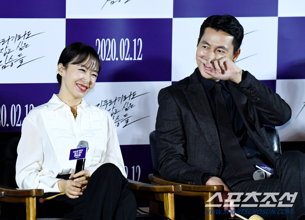 On the 13th, a production presentation of the movie Beasts Wanting to Hold a Jeep was held at Megabox in Seongsu-dong, Seoul.Actor Jeon Do-yeon and Jung Woo-sung, who represent South Korea, caught sight of each other for the first time since debut.Queen of Cannes Jeon Do-yeon began acting in earnest in the 1992 TV drama Our Heaven after announcing his face as an advertising model in 1990.She played a big role in TV CRTs such as General Hospital in 1994 and Young Mans Sunji in 1995. She showed her charm in the first movie Connect in 1997 and was recognized as a female actor.Jung Woo-sung, who became a youth star by capturing her emotions from the beginning with her superior mask and tall height, announced her face as a CF model in the early 90s and made a surprise debut in the 1994 movie GumihoJeon Do-yeon and Jung Woo-sung, who have been the best actors representing South Korea for nearly 30 years since debut.