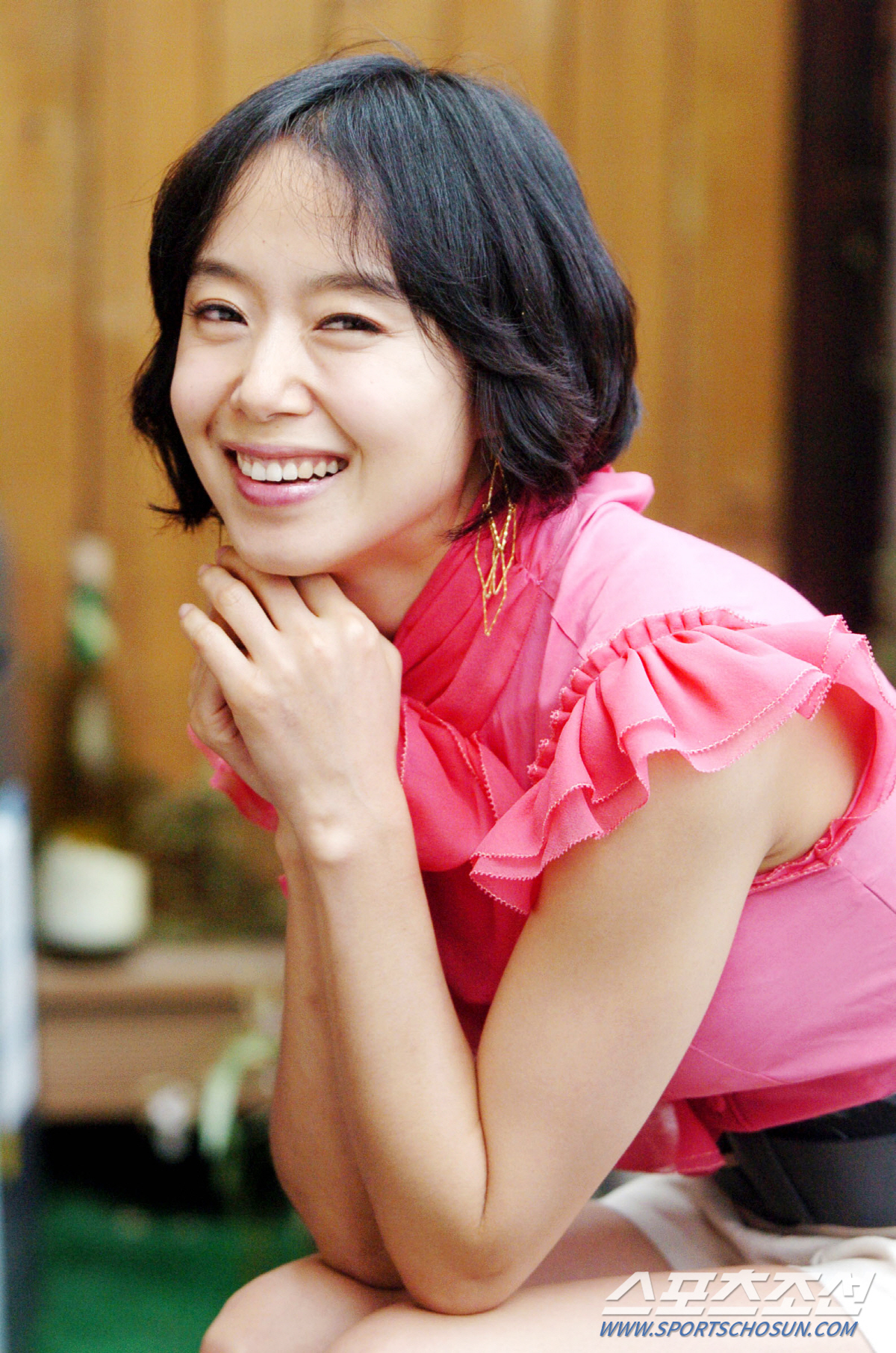 On the 13th, a production presentation of the movie Beasts Wanting to Hold a Jeep was held at Megabox in Seongsu-dong, Seoul.Actor Jeon Do-yeon and Jung Woo-sung, who represent South Korea, caught sight of each other for the first time since debut.Queen of Cannes Jeon Do-yeon began acting in earnest in the 1992 TV drama Our Heaven after announcing his face as an advertising model in 1990.She played a big role in TV CRTs such as General Hospital in 1994 and Young Mans Sunji in 1995. She showed her charm in the first movie Connect in 1997 and was recognized as a female actor.Jung Woo-sung, who became a youth star by capturing her emotions from the beginning with her superior mask and tall height, announced her face as a CF model in the early 90s and made a surprise debut in the 1994 movie GumihoJeon Do-yeon and Jung Woo-sung, who have been the best actors representing South Korea for nearly 30 years since debut.