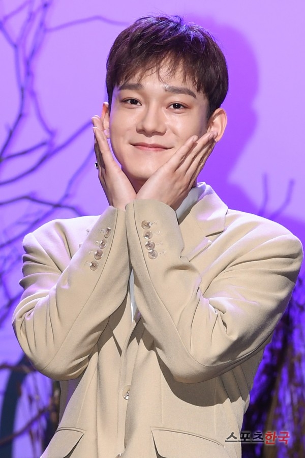 EXO Chen (28 and Kim Jong-dae) even announced that he had a second year with the announcement of the surprise marriage news.SM Entertainment said on the afternoon of the 13th, Chen met a precious relationship and marriage.The bride is a non-entertainer, and Wedding ceremony plans to attend the family only and pay respect. Before SM Entertainment announced Chens official position on marriage, Chen posted a handwritten letter to the official fan club community Lysn in advance.Chen said, I have something to tell you, Penn, so I wrote.I am very nervous and nervous about how to start talking, but I want to tell the fans who gave me great love first. Chen said, I have a GFriend who wants to spend my life together.I was worried and worried about what would happen with this decision, but I wanted to communicate with the company and consult with the members so that the members, the company, and the fans who are proud of me would not be surprised by the sudden news. Chen said, Then blessing came to me.I was very embarrassed because I could not do the parts I planned with the company and the members, but I was more encouraged by this blessing. He expressed the fact that he had already had a second year with the bride.Chen said, I was careful to think about when I would tell you, and I could not delay the time anymore.I am deeply grateful to the members who have sincerely congratulated me on this news, and I am deeply grateful to the fans who are so grateful and lacking. GFriends presence, marriage fact, and news of the second generation were released to fans at once.The male group EXO, which Chen belongs to, debuted in 2012 and has released numerous hits such as Rumbling, Addiction, Cole Me Baby, Monster, Cocobab, Love Shot, as well as being a quarter-pleaser and winning the grand prize for the fifth consecutive year.Chen has been loved by fans for his outstanding vocals and sweet voice as the teams main vocals, and has also been loved by the unit Chen Bag City activities and recent solo albums.Most of the fans are surprised to hear the announcement of Chens marriage and the pre-marriage news of the bride-to-be, which have not been held once.EXO is a group that is very popular in Asia and the world beyond Korea, so various reactions from fans around the world are continuing in Instagram and SNS.Local newspapers in Japan and China are also releasing articles detailing EXO Chens marriage announcement.