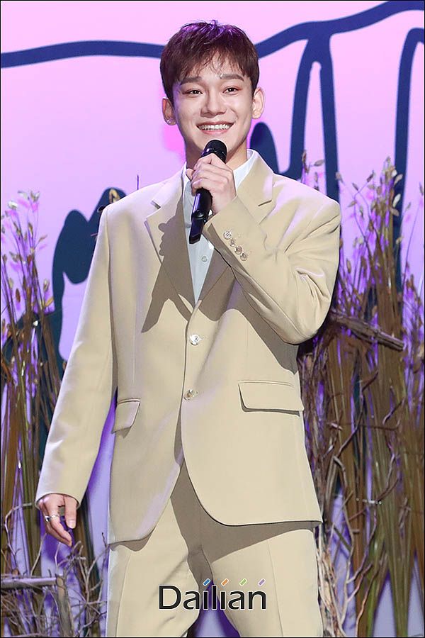 Boy group EXO main vocal Chen announced marriage. It is the first out of stock among EXO members.SM Entertainment said on March 13, Chen has met a precious relationship and marriage. The bride is a non-entertainer, and Wedding ceremony is planned to attend only the families of both families and pay respects. Wedding ceremony is held privately for all matters related to Wedding ceremony and marriage according to family doctor.SM said, In the future, Chen will continue to work hard as an artist, he added. I would like to ask Chen to celebrate and celebrate.Chen also posted a handwritten letter to the official fan club community Lison (Lysn) to inform Marriage and the news of the second generation.Chen said, I have a girlfriend who wants to spend my life together. I want to communicate with the company a little early so that the members and the company, especially the fans who are proud of me, do not be surprised by the sudden news. He said.Then, we were blessed, he said. I was very embarrassed because I could not do the parts I planned to discuss with the company and the members, but I was more encouraged by this blessing.Chen said, I was very brave because I could not delay the time anymore. After thanking the fans and members, I will show you how to do my best in my place and repay the love you sent me. Chen is an EXO member who debuted in 2012.Chen, the main vocalist, also worked as a unit (small group) EXO-Chen Baxi with EXO members Baek Hyun and Xiumin, and also released a solo album in his debut seven years last year.