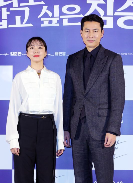 Actors representing Korea such as Actor Jeon Do-yeon, Jung Woo-sung, Bae Seong-woo, and Youn Yuh-jung meet in one work.The movie The Animals Who Want to Hold the Spray is a crime drama about the stories of those who plan the worst tang to take the money bag, which is the last chance of life, based on the novel by Japanese writer Sonne Kasuke.The new director Kim Yong-hoon was in charge of the production.At the production meeting held at Megabox Seongsu branch in Seongsu-dong, Seoul on March 13, Kim said, It was new every time I was with great actors. It is a work that people run like a touch.Please think of it as a 400m relay, he said.It was the key to film the unique structure of the novel, he said. I tried to draw characters in a normal and common sense. The biggest difference is that the ending of novels and movies is different.He added, I wanted to show the aspects and ills of modern society that are devastated.In addition to Jeon Do-yeon and Jung Woo-sung, there are many new actors such as Bae Seong-woo, Jung Man-sik, Jin Kyeong, Youn Yuh-jung, and Shin Hyun-bin, Kim Jun-han, Jung Ga-ram, Park Ji-hwan and Heo Dong Won.Jeon Do-yeon played Michelle Chen, who wants to live a new life by erasing the past, and Jung Woo-sung played Taeyoung, who dreams of the last bath of his life due to debts due to his missing lover.Jeon Do-yeon said, The script was fun and it was not a clear genre, so it was fresh. The appearance of many people was new.I tried to play as naturally as possible because Michelle Chen is a strong character, he said. I tried to express two different Michelle Chen.When asked about Jung Woo-sung and co-work, he said, It took me a while to adapt because I was embarrassed at first because I was an old lover.I want to co-work with Jung Woo-sung in other works. Jung Woo-sung smiled, saying, It is a work that shows how much human beings can be destitute in front of money. I wanted to be with Jeon Do-yeon, so I was Choices.As for the character, he said, It is a puppy and a dog that is buried at the time. He said, I can not do bad things.I tried to capture the ordinary human figure in the illusion. When asked about Jeon Do-yeon and co-work, he said, I am friendly to see Jeon Do-yeon from the beginning of my debut. It was my first co-work.I want to co-work for a long time in other works. Bae Seong-woo plays Nomo Sunja, who has left her memory of Youn Yuh-jung, the most difficult family to live in.Jeon Do-yeon asked me to do it, Youn Yuh-jung said, laughing and then saying, I felt different from the crime that came out and I was Choices.As for Jeon Do-yeon, he praised Jeon Do-yeon did not go home when I shot Maid, but I was impressed at the time.Jung Man-sik plays two thousand loan sharks, Jin Kyeong plays the first family livelihood, Shin Hyun-bin plays the mummy that the family is broken because of debt, and Jung Ga-ram plays the illegal immigrant status.Shin Hyun-bin and Jung Ga-ram also said, It was an honor to be able to do with Jeon Do-yeon.Opened February 12.Jung Woo-sung and Youn Yuh-jung and Bae Seong-woo and Shin Hyun-bin and Jung Ga-ram power added to the new director Kim Yong-hoon Actor Trust
