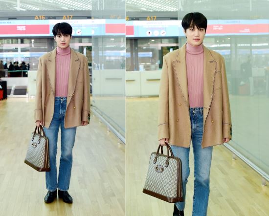 EXOs Kai left for Milan, Italy, on December 12 through Incheon International Airport.The 14th is for the Gucci 2020 autumn Winter Menz Collection Fashion show.Kai accessorised with a 2020 cruise collection by Gucci, wearing a carmel (dark beige) color jacket with patch detailing, a pink wool turtleneck and denim pants.Here he wore black leather ankle boots.Especially, it attracted attention with the Raj GG Supreme duffel bag which shows the hallsbit decoration of the Gucci logo.Kai is Guccis global ambassador; this Fashion show, which Kai will attend, will be a mens solo fashion show that will resume after the mens and womens integration show, which was introduced in 2017, at Gucci, to mark the finale of the 2020 Autumn Winter Milan mens fashion week.