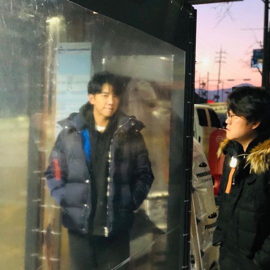 Lee Seung-gi has released a two-shot with Na Young-seok.Lee Seung-gi posted an article and a photo on his instagram on January 13th, Someday it will be close.The photo shows the awkward atmosphere of Lee Seung-gi and Na Young-seok, with the two looking at different places creating laughter.Lee Seung-gi added: What was it like golden night; labour is upgraded.minjee Lee