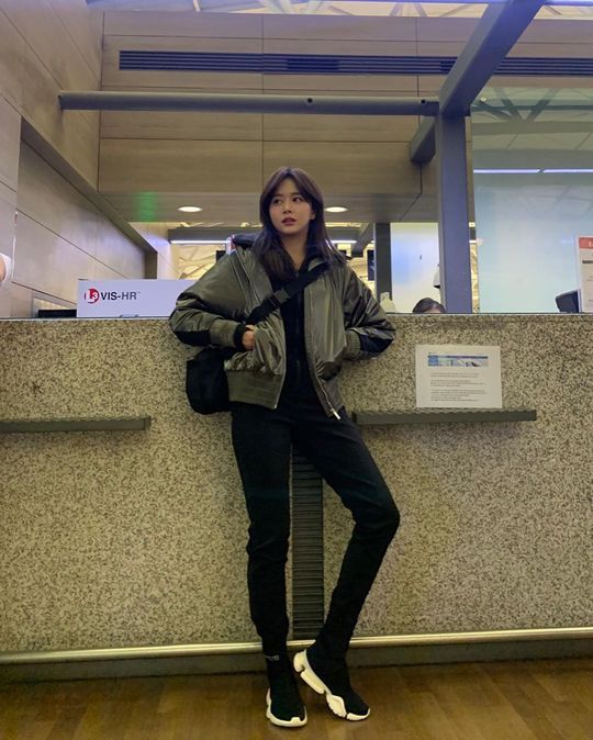 Actor Han Bo-reum showed off his charismatic airport fashion.Han Bo-reum posted two photos on his Instagram account on January 13.Han Bo-reum in the public photo is showing off the girl crush atmosphere by matching khaki air jumper on the top and bottom of all black.The pro model looks like Han Bo-reum, which boasts fashion digestive power and pose.Park So-hee