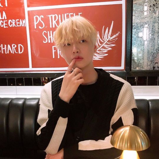 The latest on Ahn Jae-hyun has been revealed.Actor Ahn Jae-hyun posted a picture on his Instagram on January 14 with an article entitled Ring is in the picture.The photo shows Ahn Jae-hyun posing in a self-designed Ring. An extraordinary hairstyle catches the eye.kim myeong-mi