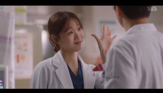 Lee Sung-kyung Confessions interest in Shin Dong-wookIn the 4th episode of SBSs Romantic Doctor Kim Sabu 2 broadcast on January 14 (playplayplay by Kang Eun-kyung/directed by Yoo In-sik, Lee Sung-kyung) was drunk with a weak spirit and told Bae Moon-jung (Shin Dong-wook).Cha Eun-jae took medicine and slept and met Bae Mun-jung. When Bae Mun-jung asked, Cha Eun-jae? Is it hurt? Cha Eun-jae said, I did not sleep. I did not sleep.Im not a jerk, he said, and was gibberish.When the rib fracture patient arrived and Bae Moon-jung was going to go, Cha Eun-jae led the way, saying, I will go, and even scared the elderly patient who was worried that surgery might be needed.When Bae Moon-jung tried to stop him amid the panic of Jung In-soo (Yoon Na-moo), Cha Eun-jae suddenly said, Let go of me, old man.This delicate Palance? Its a good hand to write. You said that. You dont remember?Yoo Gyeong-sang